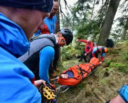 Horští záchranáři nejčastěji zasahují u zraněných cyklistů. Přibylo i vážných alergických reakcí a kolapsových stavů