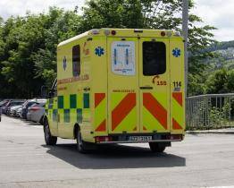 Srážky vozidel s chodkyní a cyklistou na parkovištích ve Zlíně: v nemocnici skončili senioři ve věku 94 a 79 let