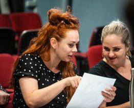 Všichni jsme si rovni, ale... Slovácké divadlo se pustilo do Orwellovy klasiky