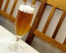 Řidič se před dlouhou cestou na Slovensko posilnil několika pivy. V autě s ním jela jeho jedenáctiletá dcera