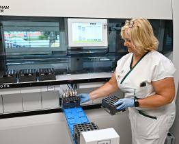 Na 700 vzorků denně vyhodnotí nová robotická linka v Uherskohradišťské nemocnici
