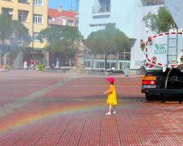 Kropicí vozy technických služeb ochlazují v tropických dnech ulice Zlína