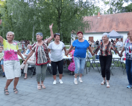 Ve Smetanových sadech se vzpomínalo, zpívalo a nakonec i tancovalo