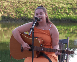 Ve veselském přístavu se představila písničkářka z Blatnice