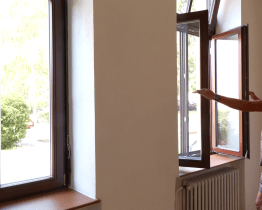 Katolická základní škola už otevřela do Jirchářské ulice nová dřevěná okna