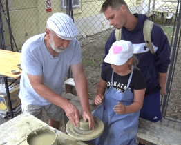 V Masarykově muzeu si děti během doprovodného programu umazaly ruce od hlíny
