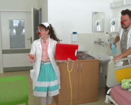 Dětské pacienty rozesmívají během hospitalizace Zdravotní klauni