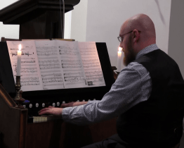 V Kostele svatého Bartoloměje znělo historické harmonium