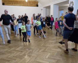Škola lidových tanců přilákala zájemce až z Fryštáku u Zlína