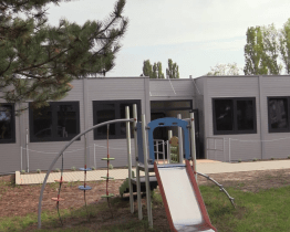 Dětem bude dočasně sloužit škola ze stavebních modulů