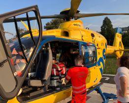 Pro tříleté dítě musel letět vrtulník. Zranila ho sekačka na trávu