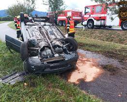 Řidič skončil s převráceným autem přímo na cyklostezce