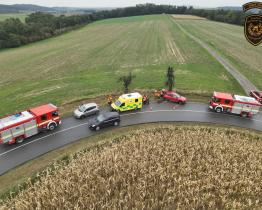 Úterní nehody na Kroměřížsku: převrácený traktor a srážka dvou osobáků. V jednom cestovaly tři děti