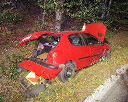 Opilá žena skončila s Peugeotem v příkopu. Nadýchala skoro tři promile