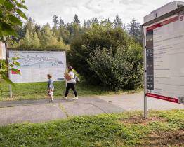 Nové informační tabule pomohou návštěvníkům Baťovy nemocnice k lepší orientaci v areálu