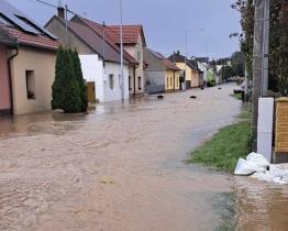 Policisté při povodních pomáhali při evakuaci, odkláněli provoz a pátrali po muži, který spadl do rozvodněného potoka