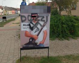 Neznámý pachatel poničil předvolební bannery a nasprejoval na ně hákový kříž