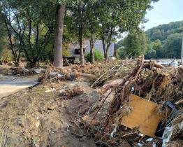 V Opavě poničené povodněmi pomáhají i dobrovolní hasiči a pracovníci technických služeb ze Zlína