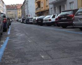 Přísnější pravidla pro návštěvníky, zvýhodnění pro místní. Zlínská radnice chce zavést modré zóny