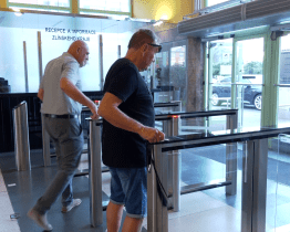 Po střelbě v Baťově mrakodrapu krajský úřad zpřísňuje opatření. U vstupu do budovy zavede bezpečnostní rámy