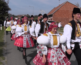 Mariánské hody v Sušicích zahájila mše u kapličky