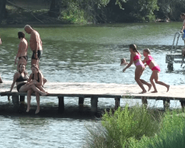 Na Lužáku ukončili prázdniny s Brontosaurem