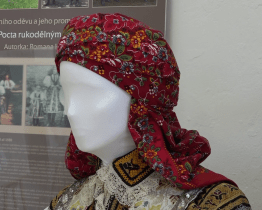 Slovácké kroje mají bohatou historii a podléhají módě
