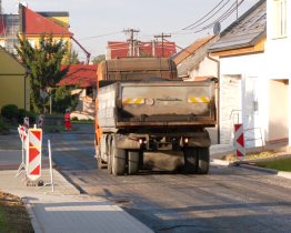 Ulice Školní v Ostrožské Nové Vsi má novou kanalizaci, chodníky i povrch