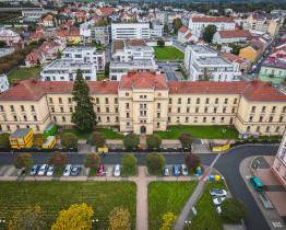 V Kroměříži začala rozsáhlá rekonstrukce bývalých kasáren. Nově v nich bude sídlit Národní památkový ústav