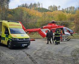 Žena se u Valašských Klobouk vážně zranila při pádu z koně. Záchranář se k ní musel spustit z vrtulníku 