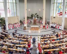 Moderní kostel Svatého Ducha ve Starém Městě se dočkal slavnostního svěcení