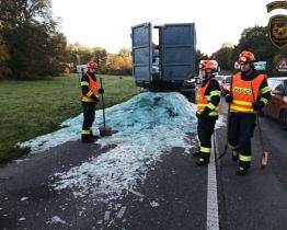 Dopravu v Biskupicích zkomplikovalo v pondělí ráno vysypané sklo