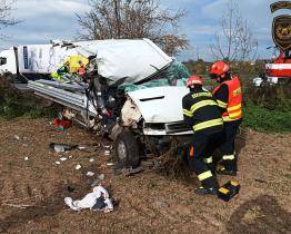 V Drslavicích narazil náklaďák do stromu a skončil v poli