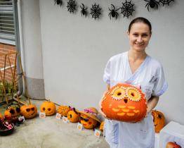 Laboranti Baťovy nemocnice vytvářeli originální halloweenské dýně
