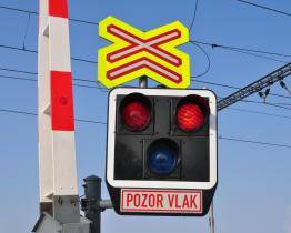 Nebezpečný železniční přejezd v Rožnově má šest nových závor