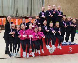 Závodnice gymnastického aerobiku z Otrokovic válí! Z Prahy přivezly 11 sad medailí