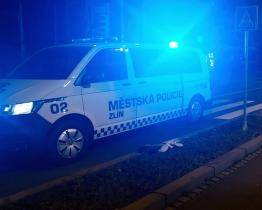 Zdrogovaná žena ze Zlína strážníkům tvrdila, že jsou roboti. Pak na ně chtěla zaútočit kovovými tyčemi