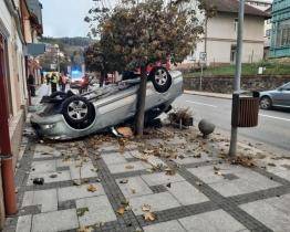 Vážná nehoda v Luhačovicích: řidička skončila s vozidlem na střeše na chodníku, srazila chodkyni