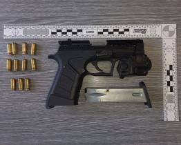 Muži, který v květnu u nákupního střediska vyhrožoval použitím zbraně, hrozí osm let za mřížemi