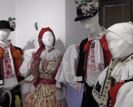 Výstava ve Veselí představuje vývoj krojů nejen na Slovácku