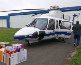 Uherskohradišťská charita poslala pomoc lidem po povodních vrtulníkem