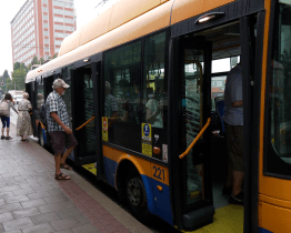 DSZO zavádí denní nástup všemi dveřmi v celé síti MHD. Změna přišla po 20 letech