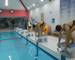 Do Plavecké soutěže měst se letos v Brodě zapojily rovné tři stovky plavců