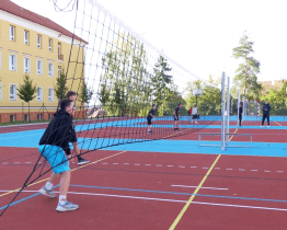 Žactvo už sportuje na novém hřišti základní školy Pod Vinohrady