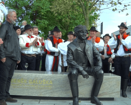 Během hodů v Uherském Ostrohu odhalili lavičku Zdeňka Galušky