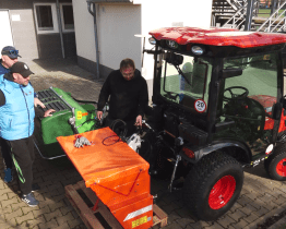 Nový traktor pomůže s údržbou městských sportovišť v Otrokovicích