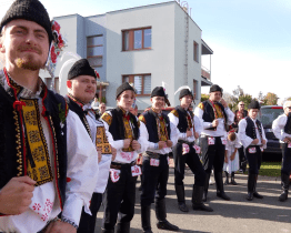 Průvod na Slováckých hodech s právem čítal 20 párů krojovaných