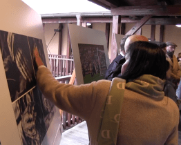 Na výstavu fotografií si lidé mohou i sáhnout