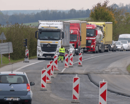 Zkouška nervů pro řidiče. Provoz na hlavním tahu na Slovensko řídí semafory