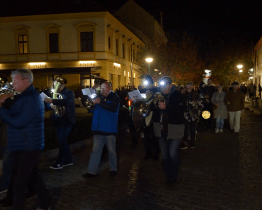 Výročí vzniku Československa připomněl lampionový průvod